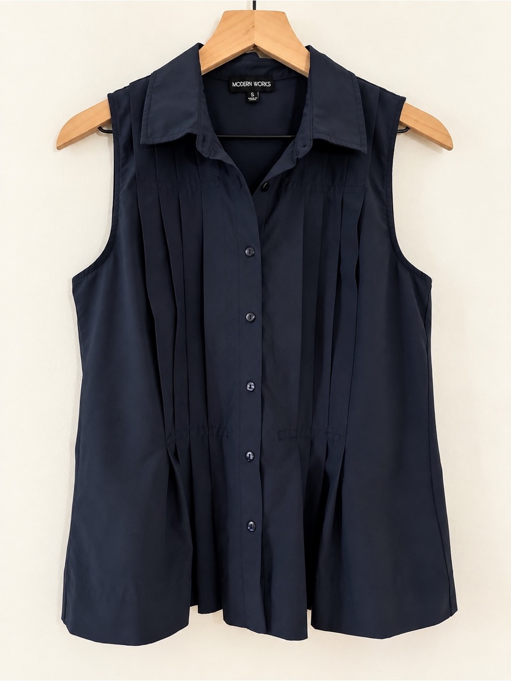 Modern Works Navy Pleated Sleeveless Button Down Blouse Small